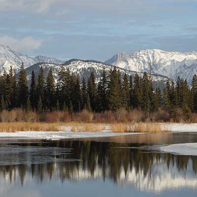 See in Kanada mit verschneiten BErgen - fotografiert von TV-Travelstories auf der Kanadareise